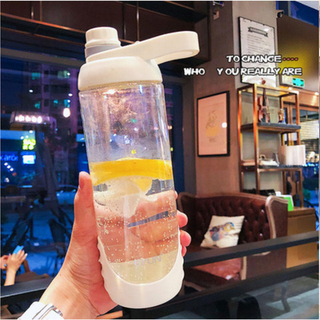 Large Capacity Outdoor Portable Sports Water Bottle Plastic Lifting Ring Transparent Milkshaker Bottle 900ml with Scale Mark